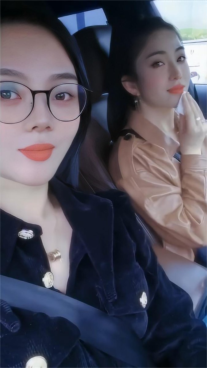 7pl3o2MBjJEIv's tweet image. With bags full of new finds and laughter in the air, my best friend and I left the store, feeling the joy of a perfect shopping day.