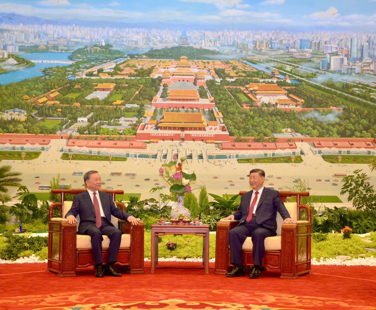 Following official talks, Party leader, President Tô Lâm &amp; Chinese counterpart Xi Jinping enjoyed tea in a ceremony has become a tradition in meetings between high-level leaders of Việt Nam and China, showcasing their comradeship and brotherhood. 🇻🇳🇨🇳
📸VNA/VNS Photos Trí Dũng