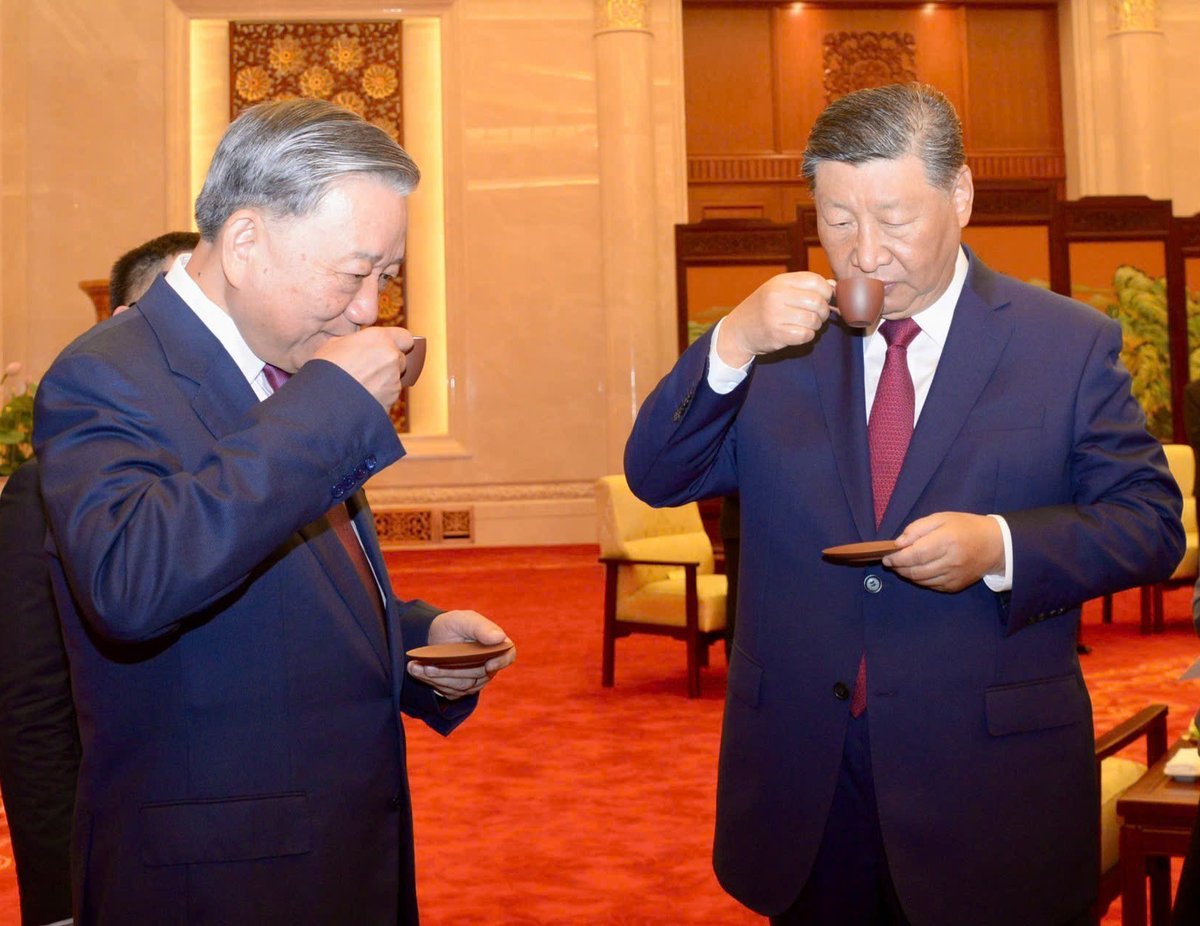 VietnamNewsVNS's tweet photo. Following official talks, Party leader, President Tô Lâm &amp; Chinese counterpart Xi Jinping enjoyed tea in a ceremony has become a tradition in meetings between high-level leaders of Việt Nam and China, showcasing their comradeship and brotherhood. 🇻🇳🇨🇳
📸VNA/VNS Photos Trí Dũng https://t.co/fiUShdtxiC