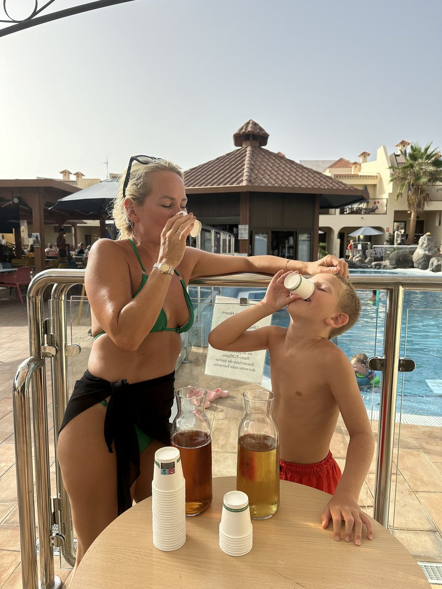 Carlota_Pkent's tweet photo. Yesterday we prepared home made Ice Tea for #teaweek 🫖🧊
Nice and refreshing around the pool😎
#RoyalSunsetBeachClub
@Minerva_VT @ClaudiaGMorell @EsmeraldaS52925 @EmmaJayneWoodie https://t.co/dUxW6RHHBb