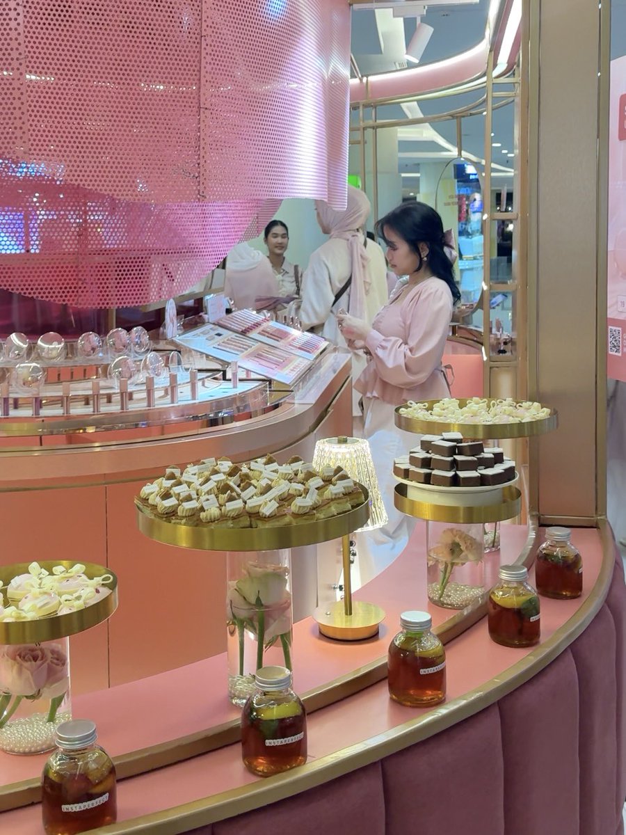 instaperfect_id's tweet photo. The wait is over!
Welcome to Instaperfect RealSkin
Makeup Atelier✨
📍 Central Park
#Instaperfect #CentralPark #MySkinButBetter https://t.co/k5ydMSGgK1