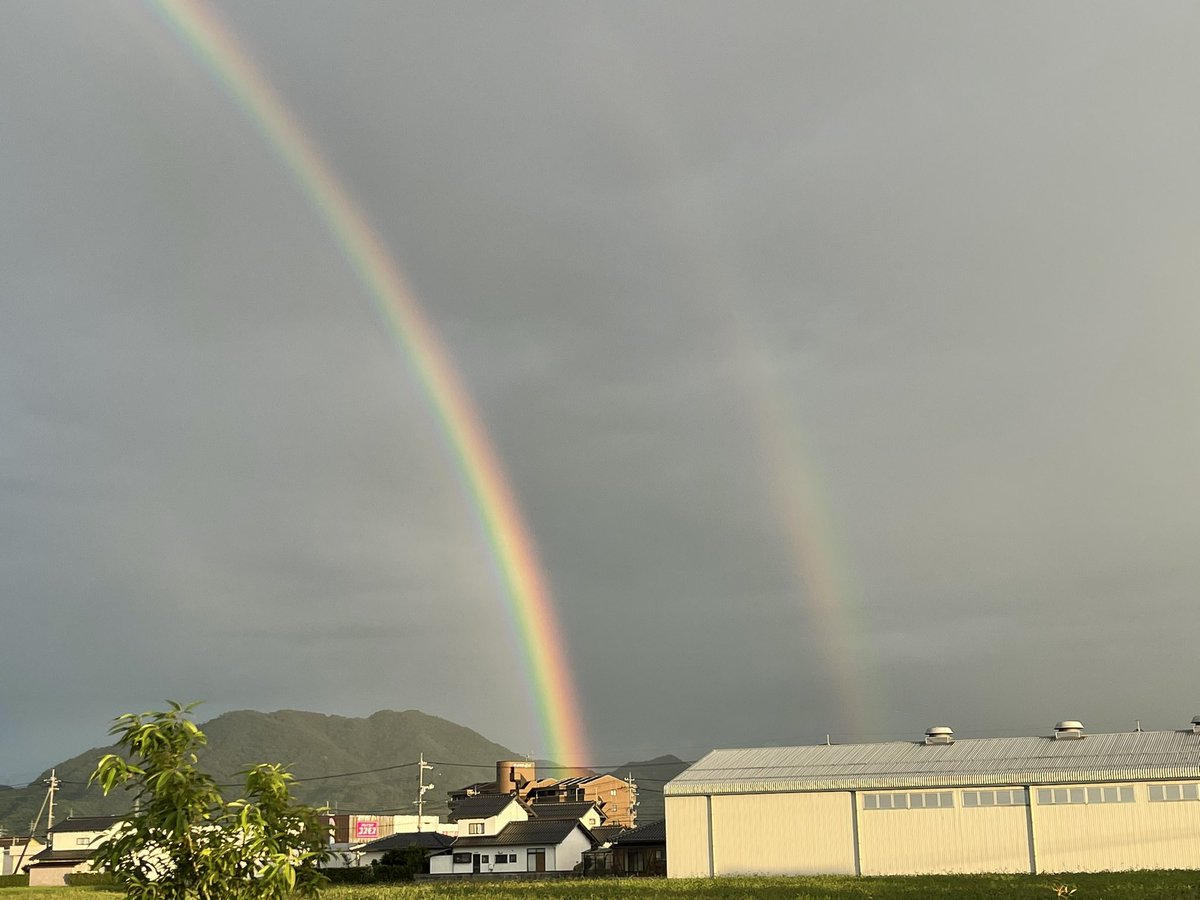 PeaceJoy6's tweet photo. ⚾️大社高校の　試合が終わった瞬間から　
Ｗの虹が出た🌈🌈　

大社高校の　みなさん　お疲れさまでした。

すげぇぜ！！
やっぱり　出雲は神の国だぜ😊 https://t.co/HzXx7sbyYZ