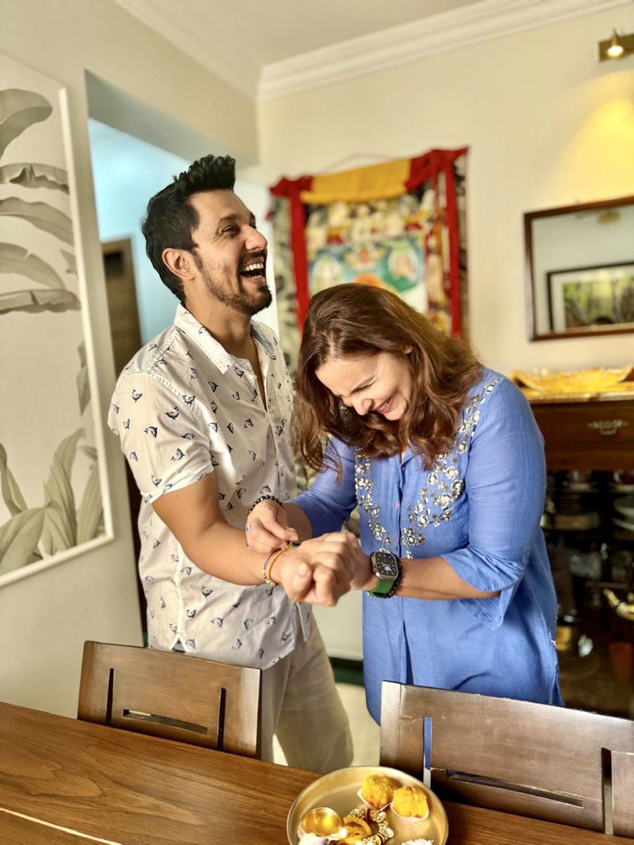 RandeepHooda's tweet photo. Happy Rakshabandhan to everyone 🤗🤗

May we always bring joy, safety and respect to each other. I always got your back sis (you always have mine)🏵️🏵️📿 @Anjalihooda 

#HappyRakshaBandhan #Rakshabandhan https://t.co/fy2hBcvzGf