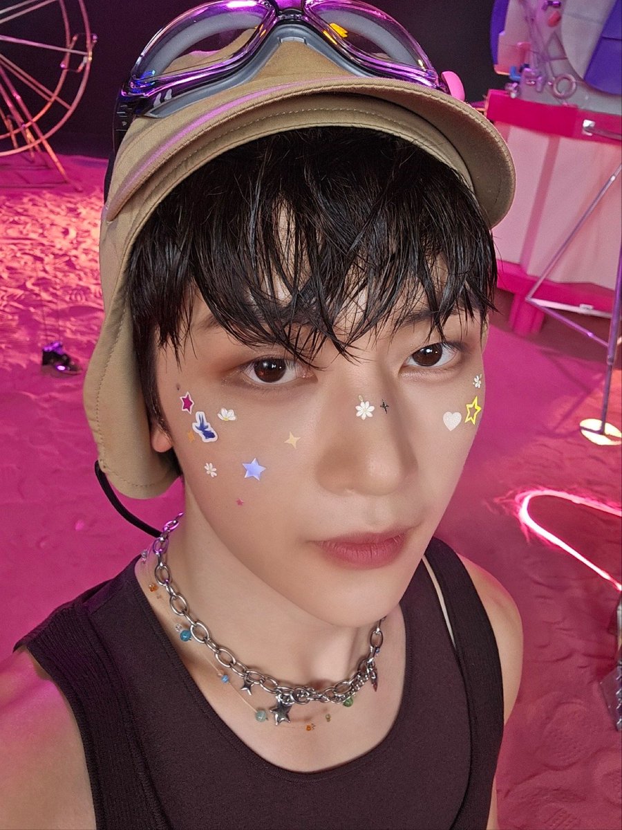 0528_files's tweet photo. this is one of matthew's best selca ever. https://t.co/FE8hOx1qQs