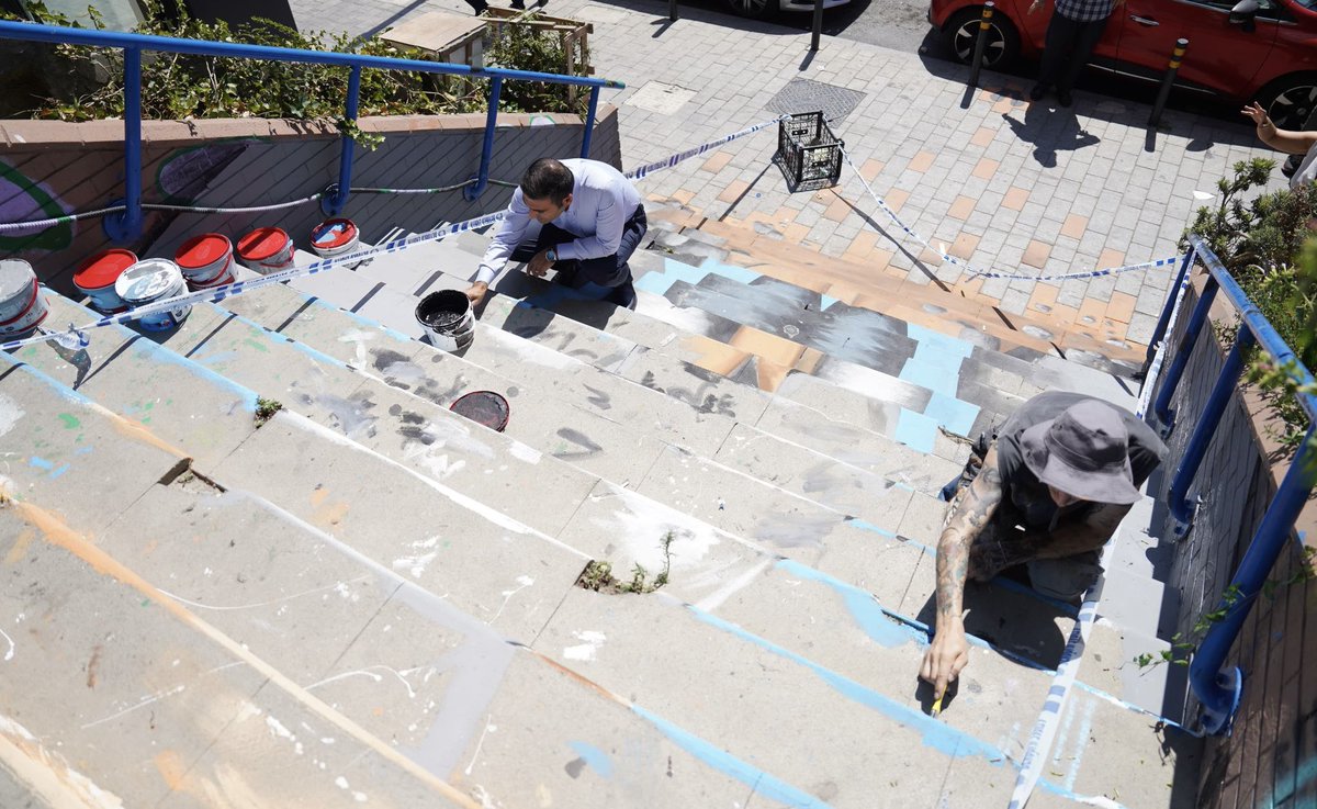 Doğrusu güzel oldu! 

Filistinli karikatürist Naci el-Ali'nin, kendi çocukluğundan esinlenerek çizdiği, katliamlara sessiz kalanlara küsen ve sırtını dönen Hanzala'yı, Beyoğlu Belediyesi’nin organizasyonuyla ressam Furkan Akhan, Cihangir merdivenlerimize çizdi.

On yıllardır