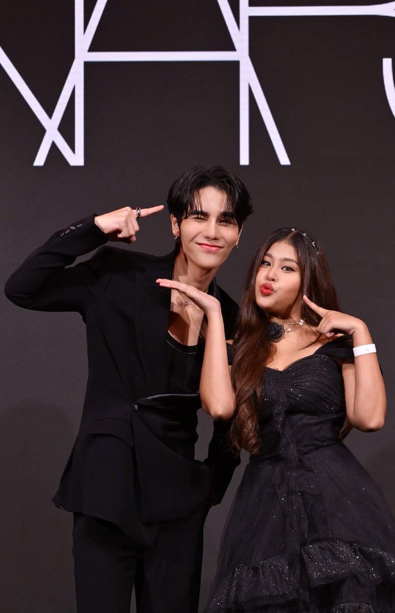 ได้รูปจาก NARS แล้ววว พี่เจฟน่ารักจนใจจะแตก🥹 ขอบคุณที่เป็นความสุขให้เราในทุกๆวันเลยน้า รักพี่เจฟไม่เคยเสียใจเลยสักวัน สัญญาว่าจะตั้งใจทำงานหาเงินไปหาคุณน้าทุกงานเลยนะงับ🪐💖
<a href="/jeffsatur/">𝗝 𝗘 𝗙 𝗙 𝗦 𝗔 𝗧 𝗨 𝗥 (罗杰夫)</a> #JeffSatur 
#NARSThailand #JeffSaturNARS