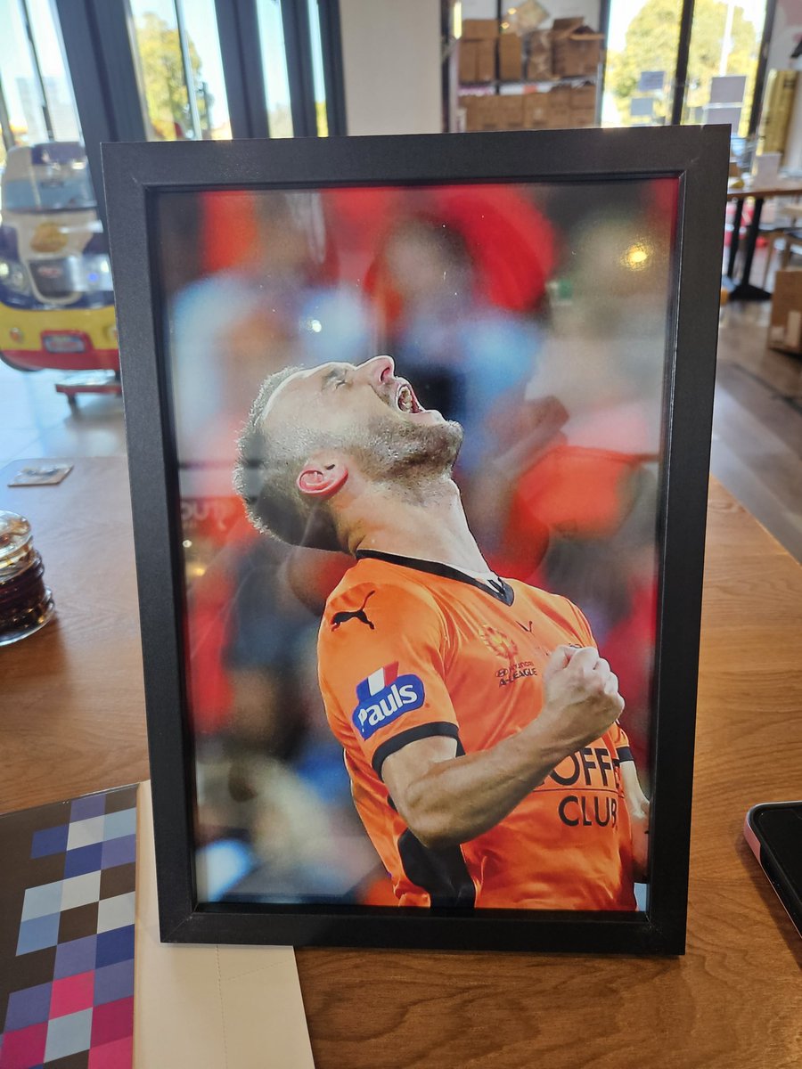it was in a rush but i made up something small for <a href="/Franjic5/">Ivan Franjic</a> as a token of appreciation from roar fans and handed it to him at the game that was called off. 

always a legend in orange 🧡🖤