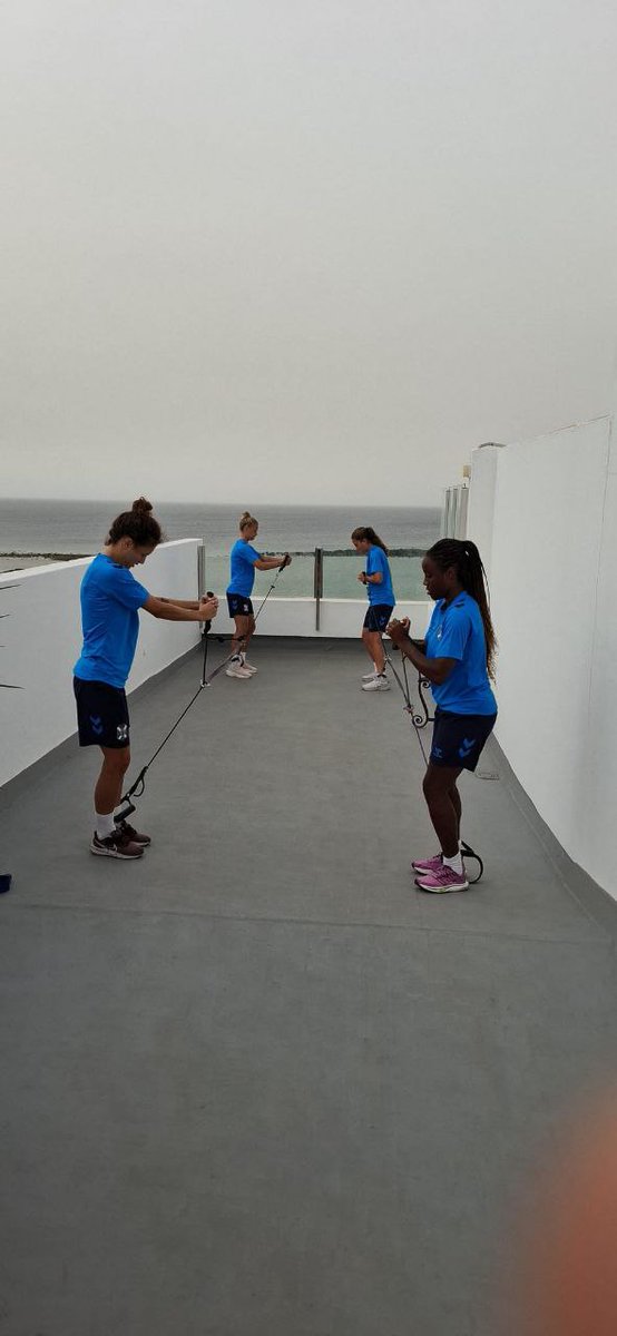 🏋🏻‍♀️Sesión de gimnasio del #FundaciónCDTenerife en Lanzarote antes de regresar a la isla 🙌🔵⚪.

#FundaciónCDT <a href="/CDTOficial/">CD Tenerife 🏴󠁧󠁢󠁳󠁣󠁴󠁿</a> #AmorEterno