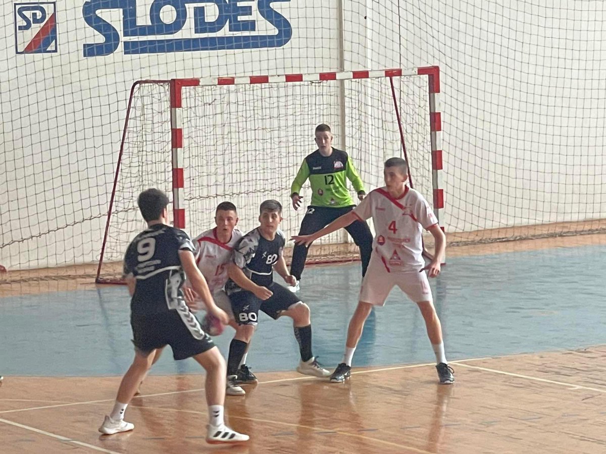 ZRoganovic's tweet photo. @VeljaMarjanovic Ne malo nego dosta:))🖤🤍
Vjerovali ili ne gospodine Marjanovicu, Nikola je igrao za RK Partizan, kod trenera-ujaka:), Petra Zujovica❤️na nekom pionirskom turniru prije par godina…:) https://t.co/iz1GterNg0