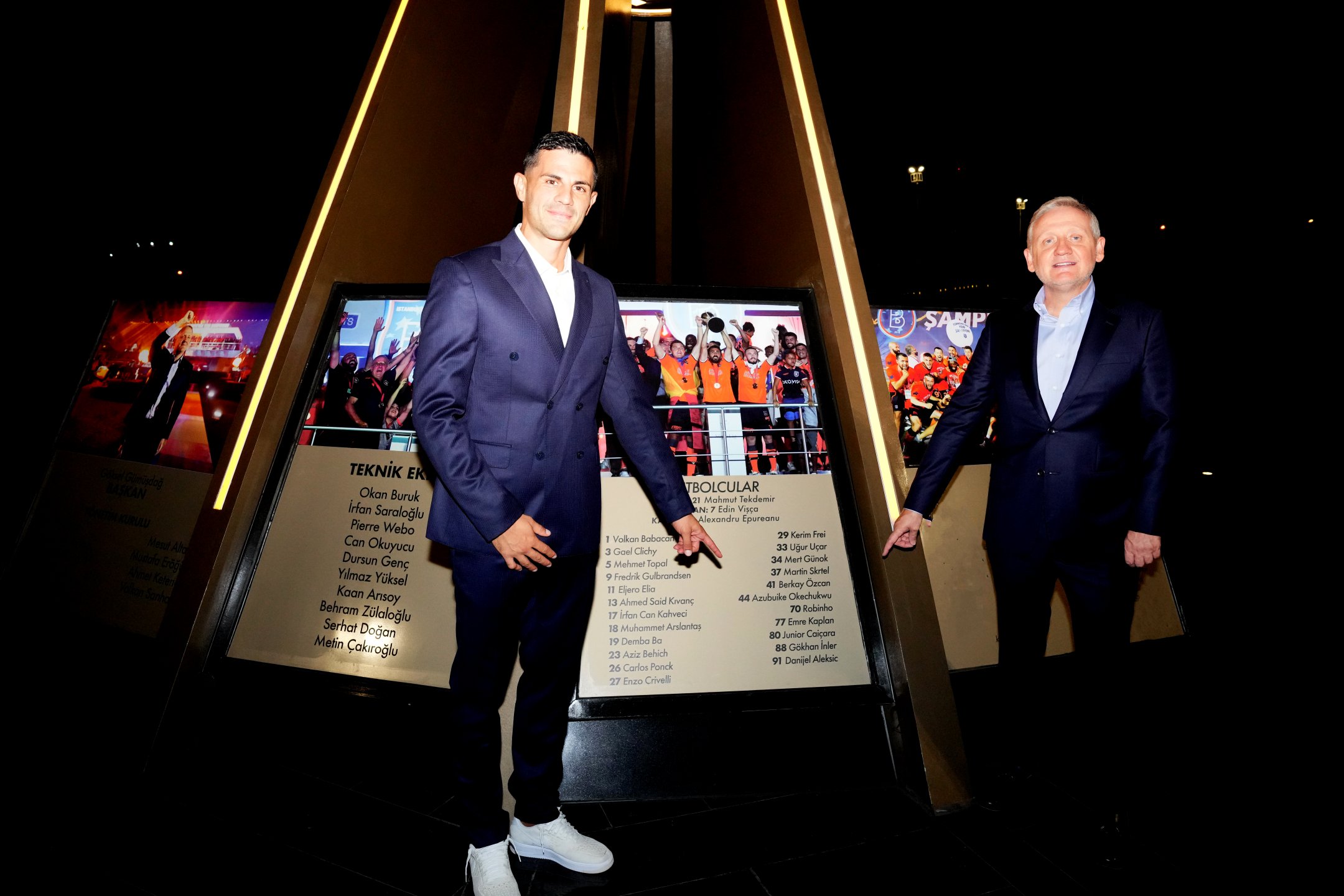 Göksel Gümüşdağ eski futbolcusu Danijel Aleksic'e plaket verdi!