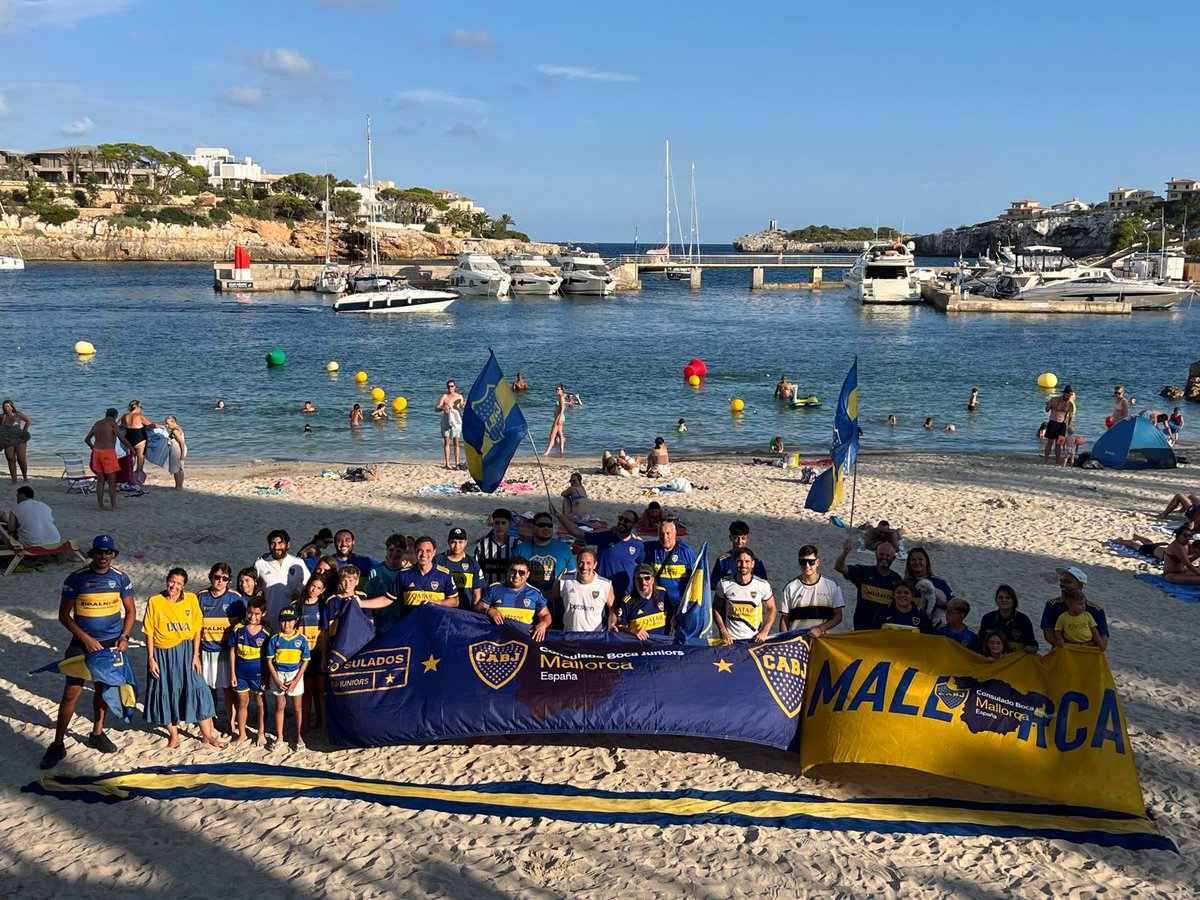 Medio centenar de xeneizes nos reunimos en la playa de Porto Cristo, a 65 kms de la capital, para compartir una tarde en familia y participar del Concurso "La foto más Bostera del mundo" junto al resto de Consulados de todo el mundo.

¡Esto es Boca en Mallorca! 💙💛💙