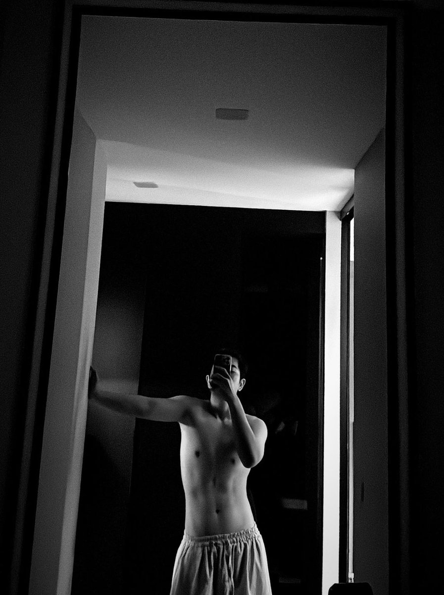 YILOVEY's tweet photo. Fifty shades of grey 😭😭😭

I’m dead I’m dead 
#เอิร์ทมิกซ์ #EarthMix #mixxiw @wixxiws https://t.co/JWZqLc9Jhp