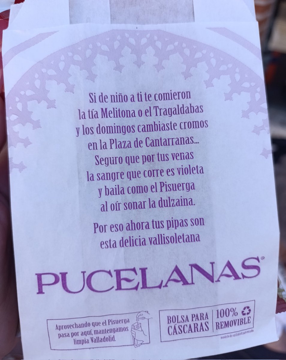 LorenaSanzS's tweet photo. !Pero qué majos somos los pucelanos!

Tenemos hasta nuestras propias pipas, y con bolsita para echar las cáscaras y no manchar. https://t.co/25aSq8Jq61