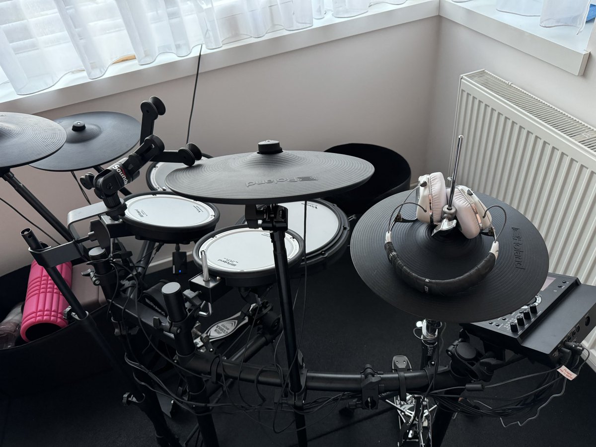 Zarad prostorske in časovne stiske se poslavljam od mojih bobnov Roland TD17KVX2. Super nadomestek akustičnih. Novi (s Tama pedali za kick in hi-hat) so 2 jurja, prodam za 1.500 in zraven podarim stol.