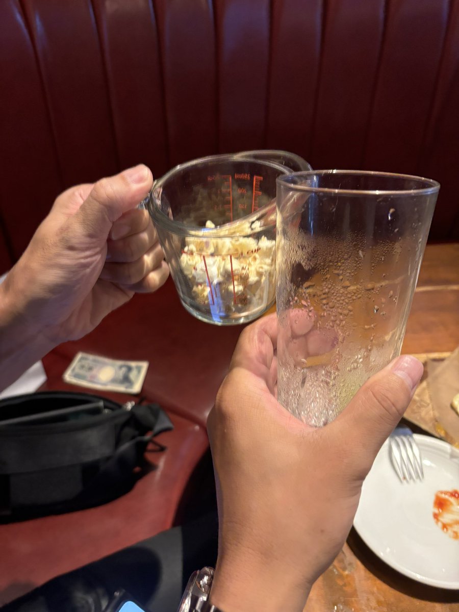 sarinoweb's tweet photo. ぐんま特使のロックスターとご飯してきました。
「ギラつこうぜ！」
この1ワードだけでぐぁーっと胸が熱くなる。ロックな人、数少ない魂レベルで共鳴し合える人です。
大ちゃん大好き。(乾杯がポップコーンになっとるやん
@D_HIROKI_D https://t.co/FVdhs2wEuv
