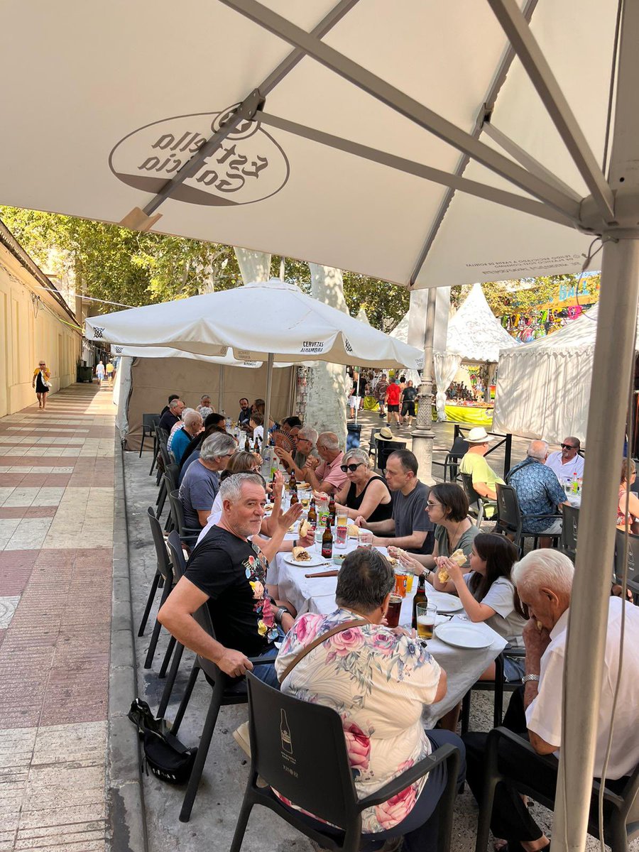 Hui hem realitzat el tradicional esmorzar firer. Com els darrers anys i sempre fidel a la cita ens ha acompanyat la companya <a href="/RosaPerezGarijo/">Rosa Pérez Garijo🔻</a> 

L'esmorzar reuneix menjar tradicional, companyia i conversa, és el que més ens agrada de la fira. I a vosaltres?