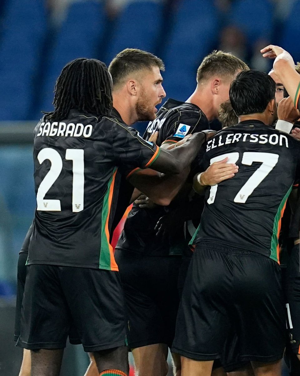 🧡🖤💚 All'appello delle maglie della Serie A 2024-25 mancava solo il #Venezia che ieri ha esordito in campo con la nuova divisa firmata Nocta, un sub-brand di Nike creato dal rapper Drake.

👉 Cosa ne pensate di questa partnership fra Nocta e il Venezia?