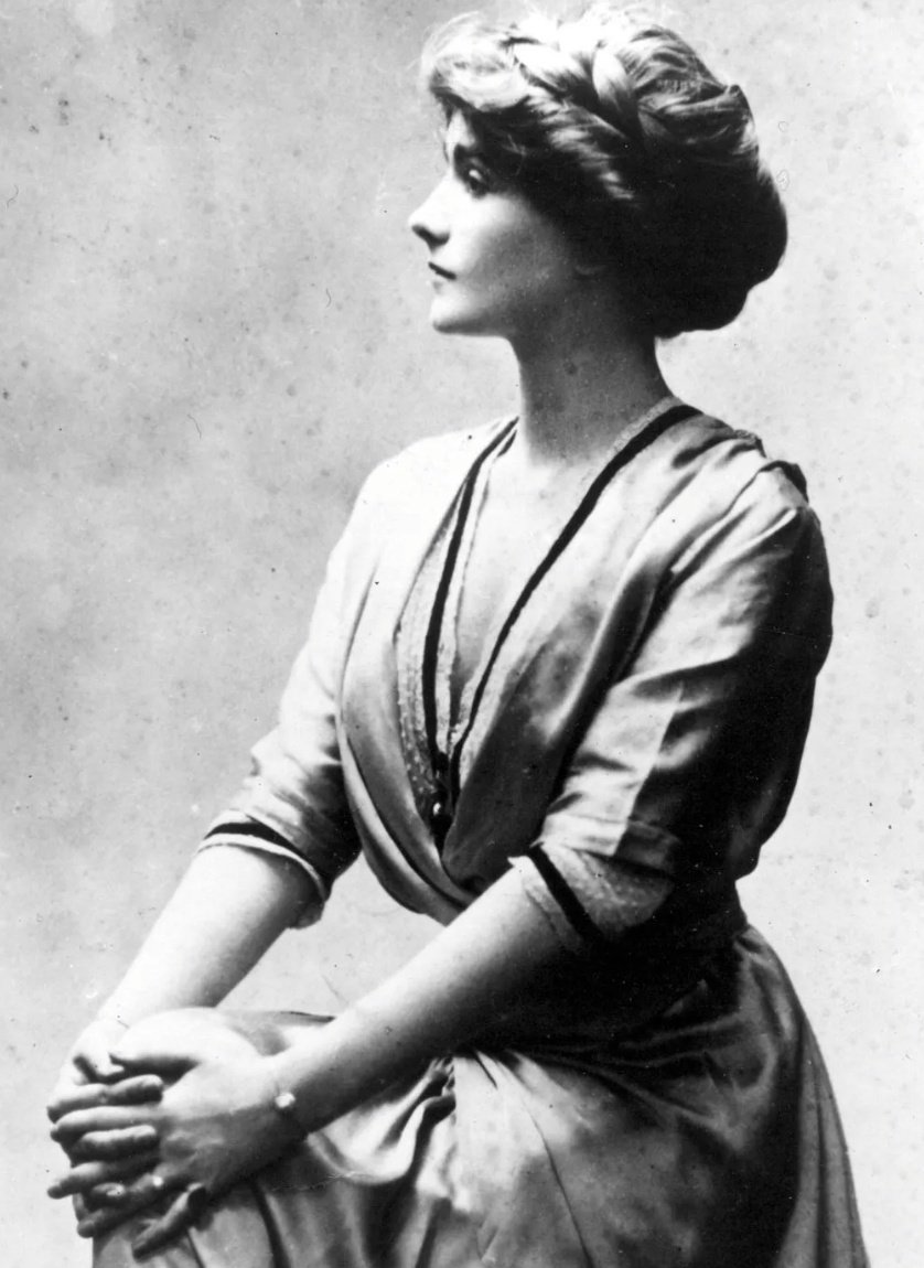 Otto_English's tweet photo. On this day in 1883, Gabrielle Bonheur Chasnel was born in Saumur, France.
As "Coco Chanel" she would go on to become the most famous fashion designer of the 20th century.
But here are three rather less well known facts about her life. https://t.co/wVMEXvJh3T