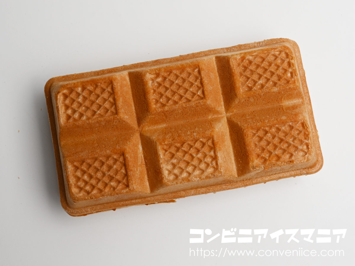 icemania's tweet photo. 【数量限定】筋トレ勢の皆さん！💪たんぱく質が10g摂取できるモナ王が発売されましたよ✨こんがり焼いたボディビルダーの美しい腹筋（シックスパック）のようなビジュアル...。ネタ要素強めですが、甘～い練乳のような味わいの乳たんぱくソース入りで、めちゃくちゃおいしい！🤣発売地区：関東

https://t.co/EkKkSYHvEr

 #モナ王xマッスルデリ #腹筋モナカ