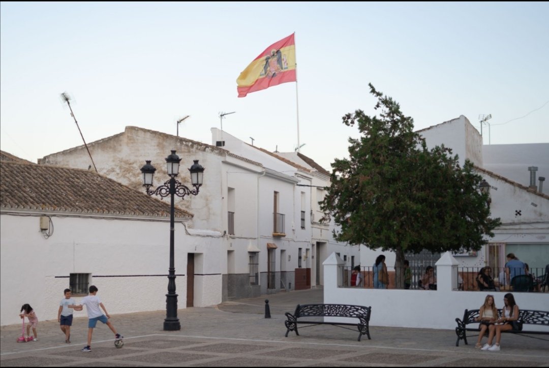 Esto pasa en España en pleno 2024 con una bandera franquista gigante en la plaza principal donde juegan niños en Bornos (Cádiz), pueblo donde se localiza una fosa común de republicanos asesinados por el fascismo. [Foto: <a href="/dkobotero/">Santiago Botero</a>]