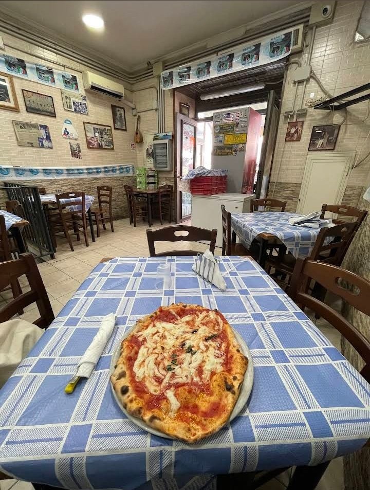Nápoles. 
A las 5 de la mañana de este pasado domingo dos camorristas que circulaban en moto dispararon hasta 10 tiros contra la fachada de la pizzería Vecchia Napoli, justo en la Piazza Montesanto del centro de la ciudad. 
El local está en reformas, y en los últimos años esa