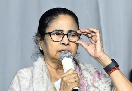 मिथुन चक्रवर्ती का ममता पर बड़ा हमला!

आनेवाले दिनों में बंगाल की स्थिति बहुत भयावह होने वाली है।

मैं यह बहुत बार और बहुत जगह बोल चुका हूं।

मृतक डॉक्टर के परिवार के प्रति मेरी संवेदना है।

जो लोग इस घटना से जुड़े हैं उन्हें जल्द से जल्द सज़ा होनी चाहिए, यही मेरी कामना है।

ममता