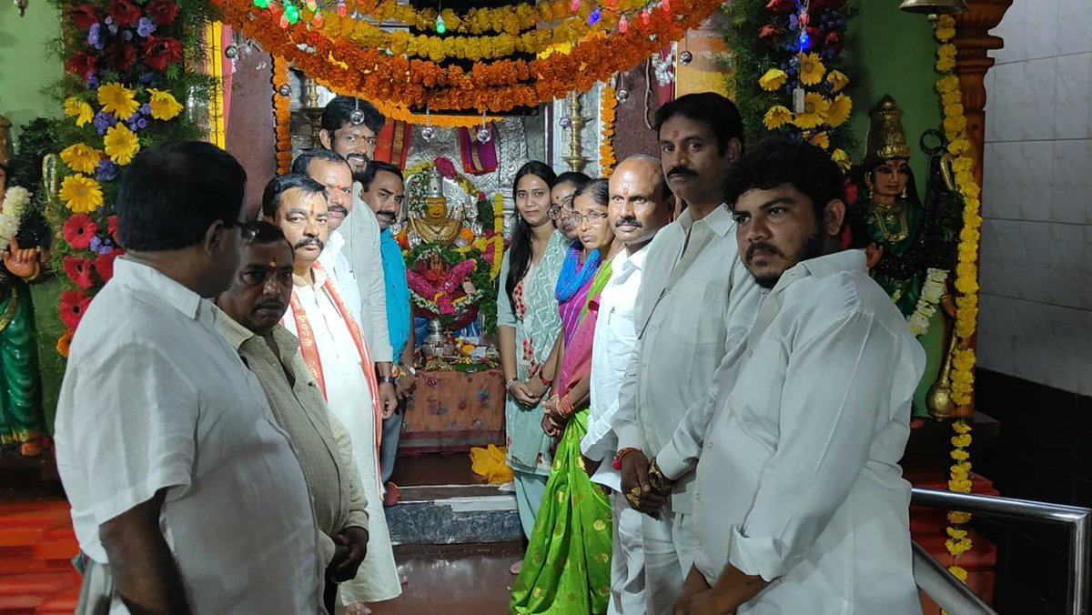 niveditha_BRS's tweet photo. 🔱శ్రీ కాశీ విశ్వనాథ స్వామి దేవస్థానం ధర్జిగుడి 

శ్రీ సంతోషి మత అమ్మవారి వార్షిక జన్మదిన మహోత్సవం సందర్బంగా గుడిలో ప్రత్యేక పూజలు చేసిన కంటోన్మెంట్ కాంటెస్టెడ్ ఎమ్మెల్యే నివేదిత సాయన్న గారు మరియు పలువురు నాయకులు. https://t.co/KrkLofgYox