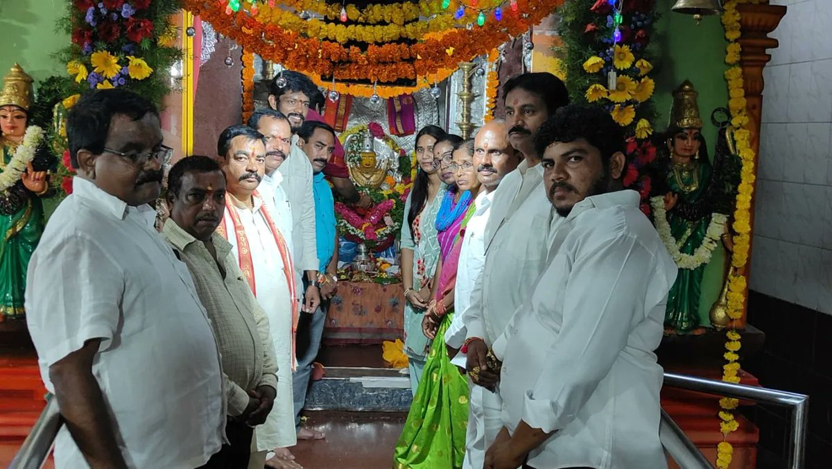 niveditha_BRS's tweet photo. 🔱శ్రీ కాశీ విశ్వనాథ స్వామి దేవస్థానం ధర్జిగుడి 

శ్రీ సంతోషి మత అమ్మవారి వార్షిక జన్మదిన మహోత్సవం సందర్బంగా గుడిలో ప్రత్యేక పూజలు చేసిన కంటోన్మెంట్ కాంటెస్టెడ్ ఎమ్మెల్యే నివేదిత సాయన్న గారు మరియు పలువురు నాయకులు. https://t.co/KrkLofgYox