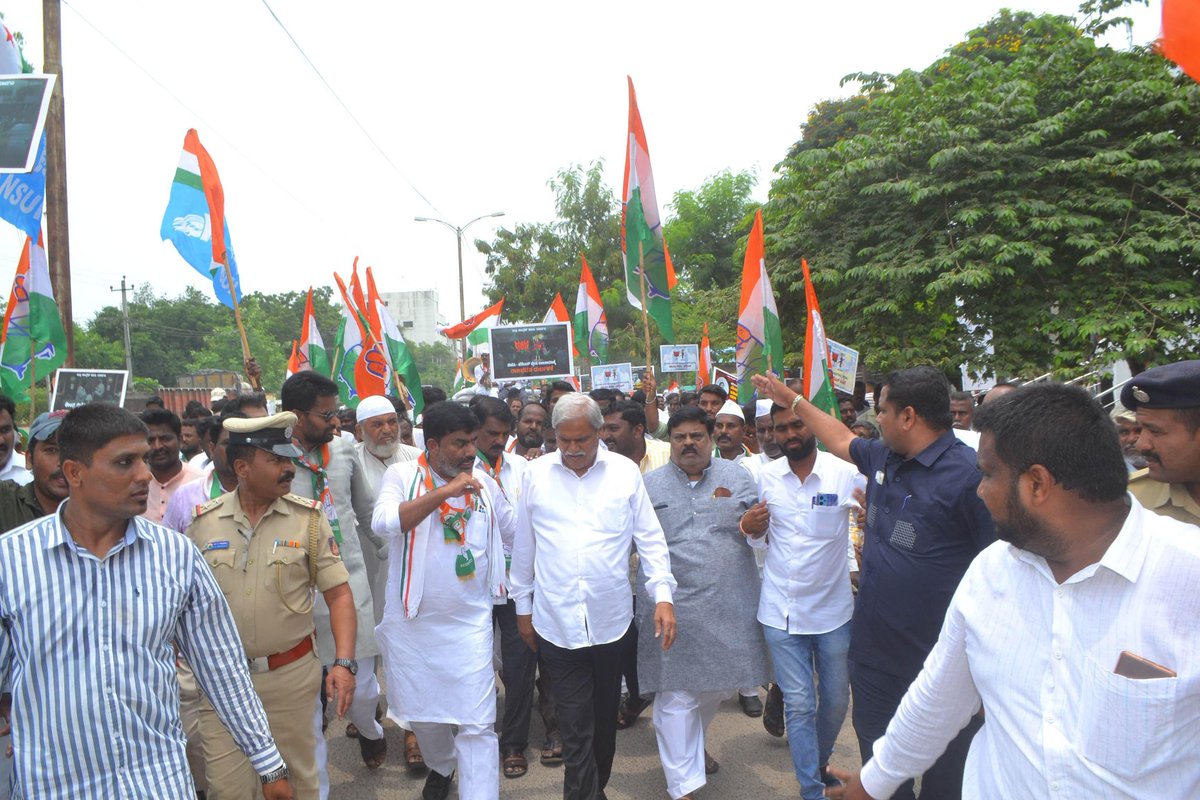 Mallannagauda's tweet photo. ಇಂದುಯಾದಗಿರಿಜಿಲ್ಲೆಯಲ್ಲಿನಮ್ಮನೆಚ್ಚಿನ ನಾಯಕರುಯಾದಗಿರಿಜಿಲ್ಲಾಉಸ್ತುವಾರಿಸಚಿವಾರಾದ ಸನ್ಮಾನ್ಯ ಶ್ರೀ@SBDarshanapurಸಾಹೇಬರ ನೇತೃತ್ವದಲ್ಲಿಕೆಪಿಸಿಸಿ ವತಿಯಿಂದಹಮ್ಮಿ ಕೊಂಡಿದ್ದಮುಖ್ಯಮಂತ್ರಿಗಳ ವಿರುದ್ಧರಾಜ್ಯಪಾಲರುಪ್ರಾಸಿಕ್ಯೂಷನಗೆ ಅನುಮತಿನೀಡಿರುವುದನ್ನುಖಂಡಿಸಿಪ್ರತಿಭಟಿಸಿ ಜಿಲ್ಲಾಧಿಕಾರಿಗಳಮುಖಾಂತರರಾಷ್ಟ್ರಪತಿಗೆ ಮಾನವಿಸಲ್ಲಿಸಲಾಯಿತು https://t.co/EXWO3iE7D4