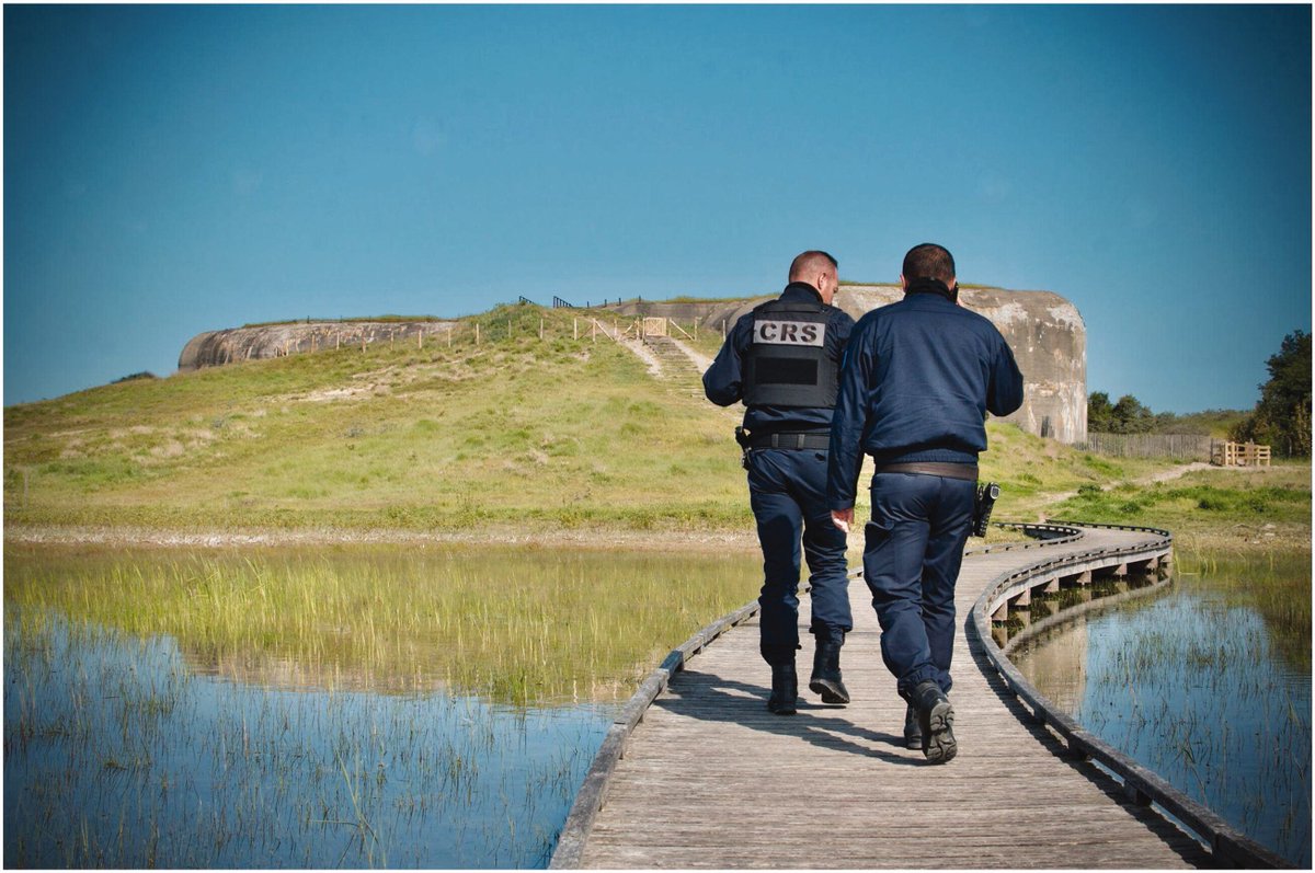 ThomDavies's tweet photo. Today, increased French police patrols—paid for by the UK government—surveille this "zone of nature", ostensibly enforcing conservation, but really to prevent #migrants accessing the UK borderzone; to "Stop the Boats" (Photo 2023). 

🌱 Border enforcement is being #greenwashed https://t.co/0Xvbk8p8Aj