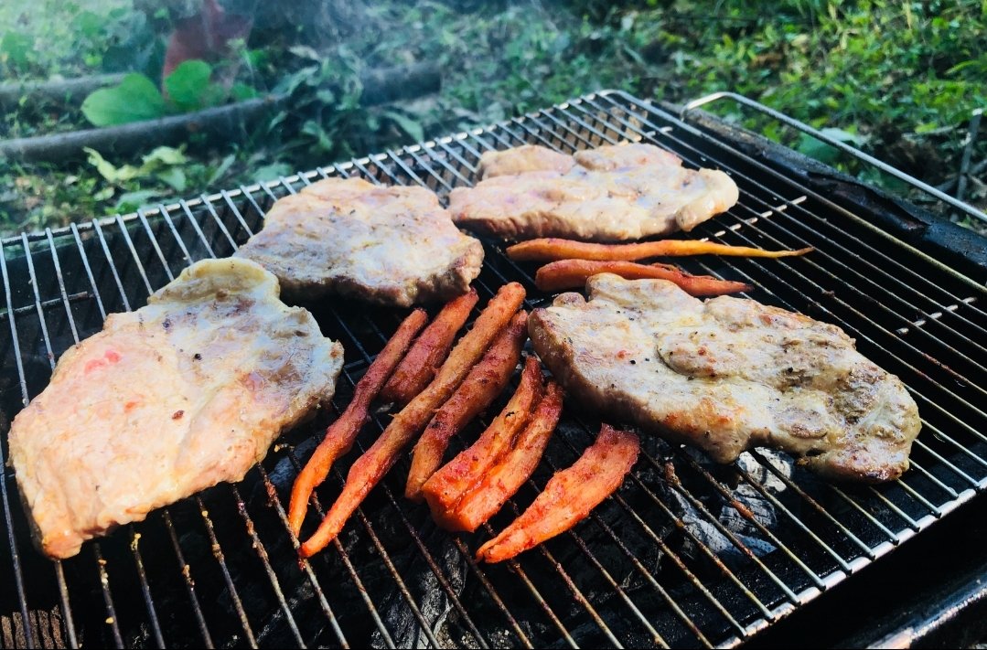 unique7942's tweet photo. 간만에~ 주말에 휴식!! 

여유있게~  거창 엄마 뵈러 슝!! 

이번이 태어난 송아지 ㅎㅎ 너무 귀엽당 ㅎㅎ 건조먹눈디 내 눈치 본다 ㅎ 
일요일 점심 선산에 조금��� 내려오는 
냇가 물보며 목살에 산더덕 구이먹기 
졸맛탱~♡ 

엄마 사랑해요~ ♡ https://t.co/T0cf54N0en