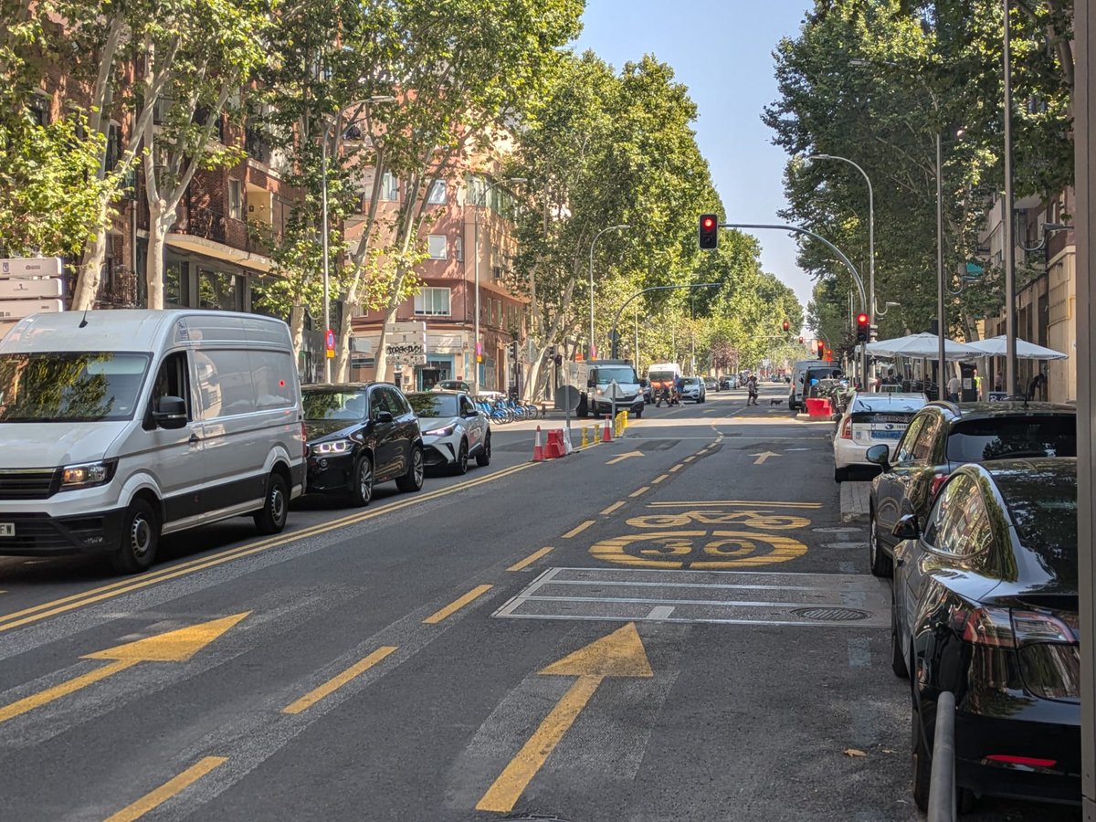 pedalibre's tweet photo. Aquí unas fotillos de la zona y el nuevo #timocarril de subida en Sta Mª de la Cabeza
¿Por qué se rebaja el nivel de seguridad en el desvío alternativo y en vez de un #carrilbici se pinta un @timocarril?
@bcarabante
@LolaOrtizSanch2 https://t.co/8ES18hM3Vg
