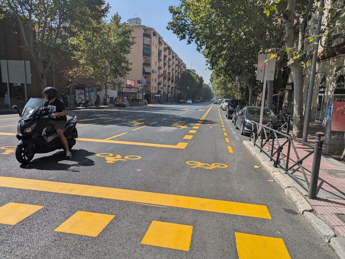 pedalibre's tweet photo. Aquí unas fotillos de la zona y el nuevo #timocarril de subida en Sta Mª de la Cabeza
¿Por qué se rebaja el nivel de seguridad en el desvío alternativo y en vez de un #carrilbici se pinta un @timocarril?
@bcarabante
@LolaOrtizSanch2 https://t.co/8ES18hM3Vg