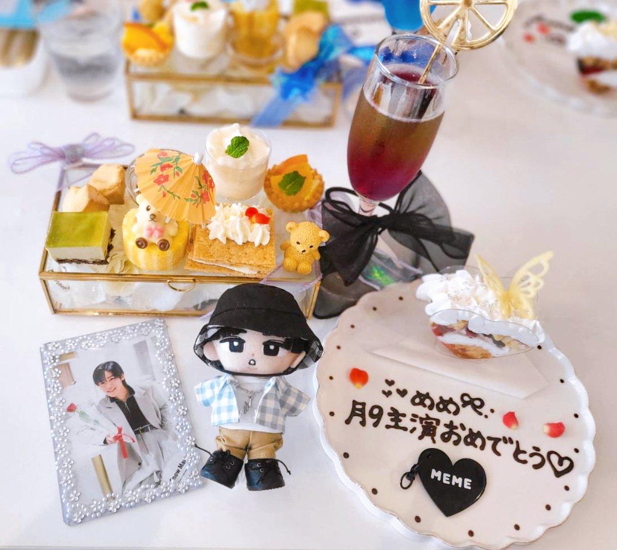 mitsu_meme's tweet photo. ホワイトステラで予約した推し活プラン＋いいとこどりプレート✨
黒のプランが無く近い色の紫で注文し🖤のリボンは持参🎀
その後お友達が黒も欲しいとお店の方に話してくれて今後🖤を追加してもらえることに🙏🥹
どのスイーツも可愛いだけじゃなく味も美味しかった🥰
プレートも素敵な仕上り💕
#目黒蓮 https://t.co/LCJONauswn