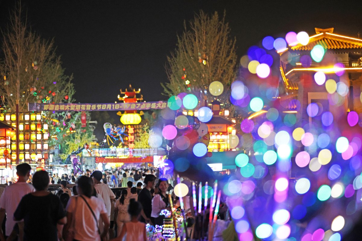 LinyiOfficial's tweet photo. Let's light up the night! Tanguo Ancient City in Tancheng county, #Linyi, @iShandong, is crafting a variety of unique tourism experiences, blending culture and travel! 🌛🌟Come enjoy music, fireworks, local culture, and delicious food. #LinyiDevelopment https://t.co/ckSqinwoeq