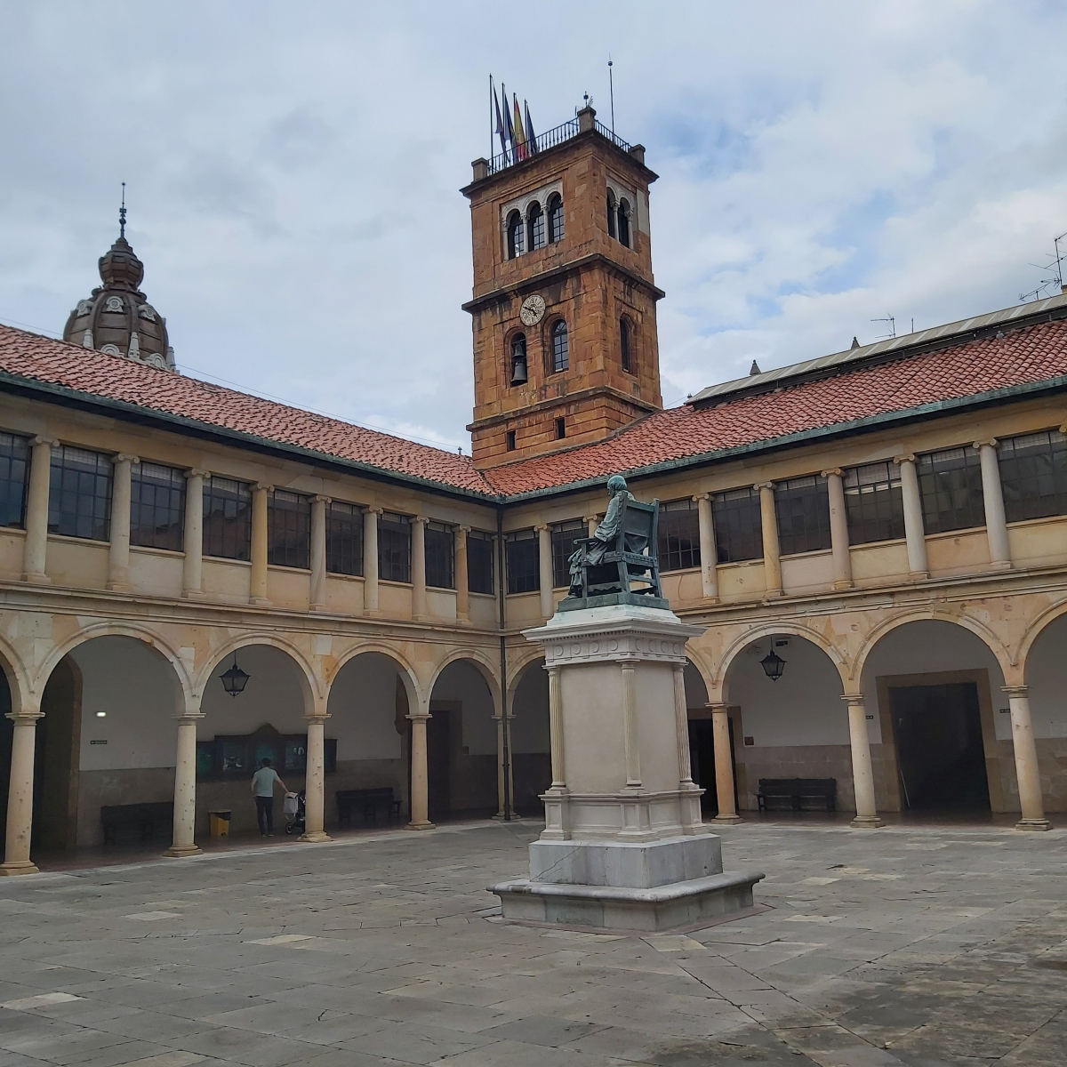Si te apetece disfrutar de #conciertos tranquilos en emplazamientos singulares, quizá te interesen los 
del Edificio Histórico de la Universidad de #Oviedo o el Museo Arqueológico de Asturias.

+info en oviedo.es/exprimelverano

#Oviedoenverano #explímelo