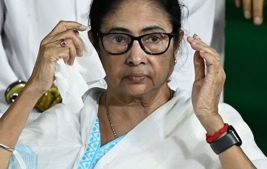 NewsAlgebraIND's tweet photo. Kolkata Police arrests one Student for Instagram post calling for Mamata Banerjee's de@th.

Trinamool Congress MP Sagarika Ghose shared the Instagram post and claimed that it read like a death threat to the Chief Minister. 

The girl will be produced in court on Monday. Her family said she is a kid.