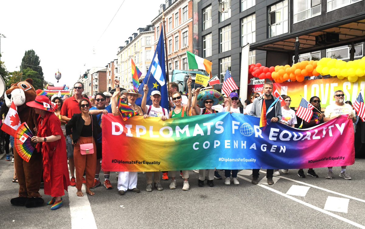 IrlEmbDenmark's tweet image. Ambassador McCullough @IEAmbDenmark was proud to represent Ireland in Saturday’s @CopenhagenPride Parade as part of @dipforequality 🏳️‍🌈🇮🇪

#WithPride #CopenhagenPride #pride2024