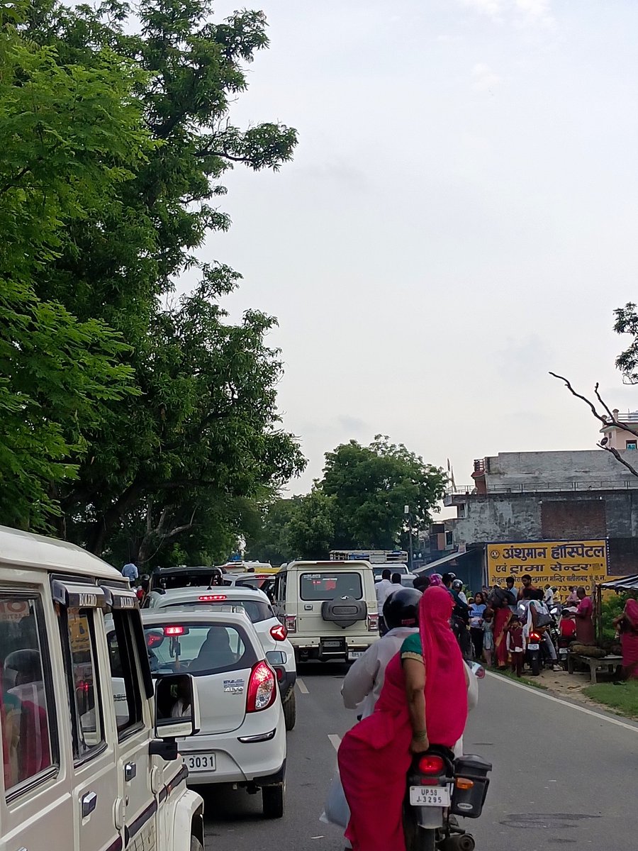 Absnews131's tweet photo. तामेश्वर नाथ से लेकर देवरिया गंगा तक लगभग 1 किलोमीटर तक घंटो से जाम की समस्या से जूझ रहे यात्री रक्षाबंधन बांधने जा रही महिलाओं को हो रही समस्या एंबुलेंस भी जाम में फंसा
तामेश्वर नाथ चौकी क्षेत्र का मामला
जाम खोलने की कोई संभावना नहीं
@digbasti
@Uppolice
@santkabirnagpol https://t.co/Ccah2Ey44H