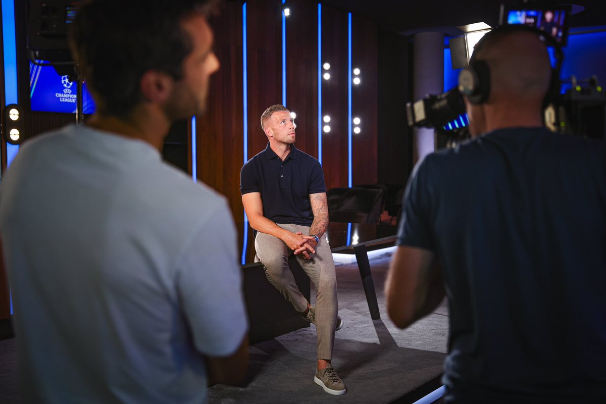 Jonas Decleer (@jonasdecleer) on Twitter photo Mega-tof nieuws uit eigen huis!
<a href="/AlderweireldTob/">Toby Alderweireld</a> wordt vanaf september voetbalanalist bij <a href="/VTM/">VTM</a> ⚽️
Met 127 caps bij de <a href="/BelRedDevils/">Belgian Red Devils</a> 2 finales in de <a href="/ChampionsLeague/">UEFA Champions League</a>, de ideale man om het topvoetbal bij ons te volgen. ⭐️
Welkom, collega! Mega-tof nieuws uit eigen huis!
<a href="/AlderweireldTob/">Toby Alderweireld</a> wordt vanaf september voetbalanalist bij <a href="/VTM/">VTM</a> ⚽️
Met 127 caps bij de <a href="/BelRedDevils/">Belgian Red Devils</a> 2 finales in de <a href="/ChampionsLeague/">UEFA Champions League</a>, de ideale man om het topvoetbal bij ons te volgen. ⭐️
Welkom, collega!