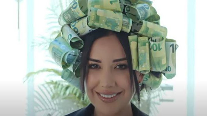 Ülkemden adalet manzaraları

Gerizekalı dedi diye tutuklu/// ülkeyi soydu serbest

#dilanpolat