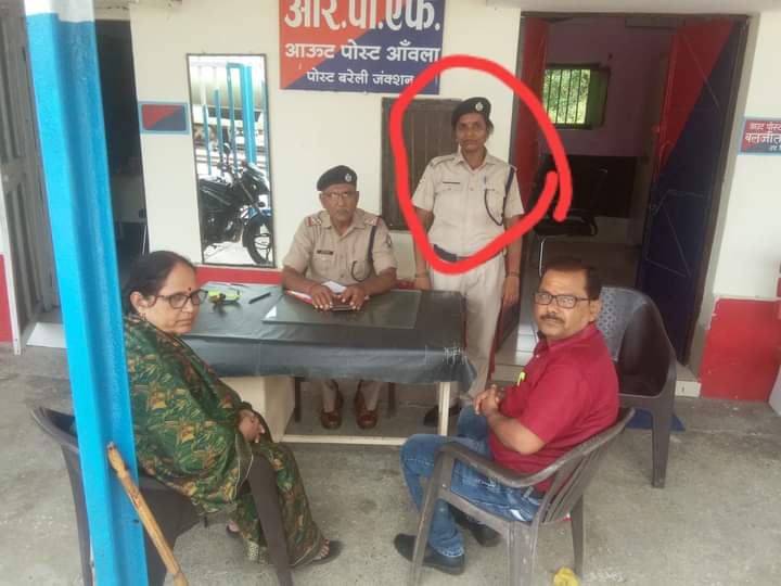 NathNagri25's tweet image. #आंवला स्टेशन पर उतरते समय गले की सोने की चैन काट ली जिसकी सूचना देने रेलवे स्टेशन आउट पोस्ट आँवला कांस्टेबल श्वेता सिंह उल्टा पीड़ित को ही हड़काने लगी बात सुने बिना उल्टा हमको ही हड़काने लगी जल्द से जल्द कार्रवाई करें 
#Grppolice
#railwaystation 
#RailwayPolice @upgrp_grp @RPFCR