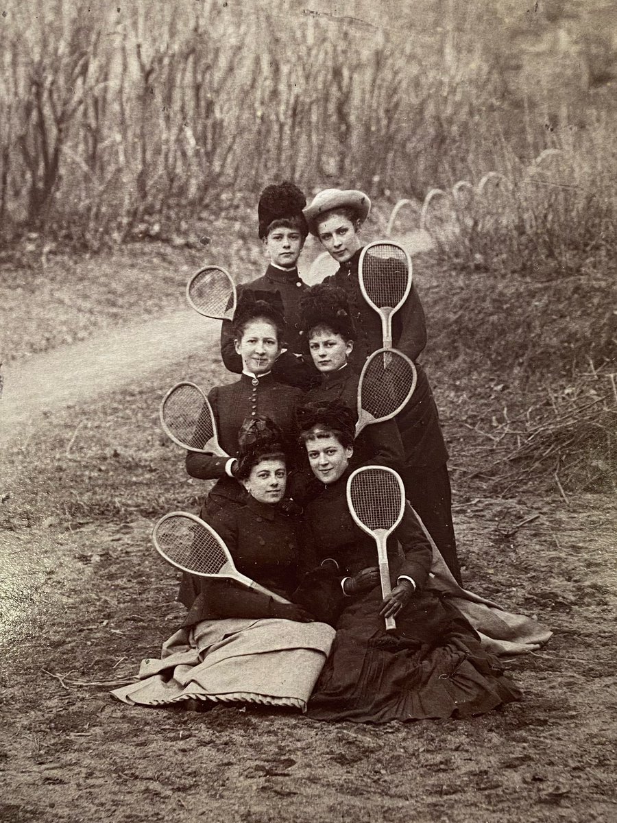 Holky na tenise…

Schválně, jestli někdo pozná fešandu ve druhé řadě napravo? 🙂 (nápověda nebude, je to lehké)

Uloženo v RA Nostitz-Rieneck