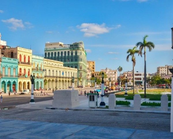 ¡Buenos días #IslaBonita! ☕✨ A veces, lo que parece un día ordinario puede ser el inicio de algo extraordinario. Abre los ojos y el corazón a las sorpresas que te esperan. ¡Disfruta cada instante! 🌈