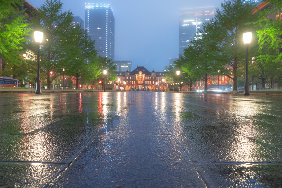 MINATO_9280's tweet photo. ゲリラ豪雨の後の東京駅は幻想的な駅舎へと生まれ変わる。 https://t.co/on82hbwoR4