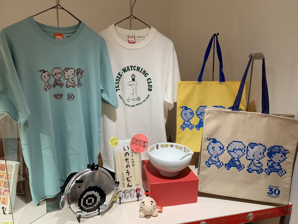 #MOTHER2のひみつ クローズしました。
30周年のグッズ、たくさん売り切れてしまっていますが
レジの横にサンプルを展示しています。それぞれほぼ日ストアで再入荷を予定していますので、ぜひTシャツのサイズ感やどんぶりもの重さなどなど‥‥参考にご覧になっていってくださいね！(な)