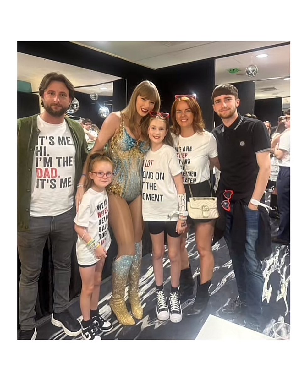 taylorswiftbr's tweet photo. Taylor Swift encontrou-se com as famílias afetadas pela tragédia em Southport nos bastidores da The Eras Tour em Londres. 🤍 https://t.co/YEvq10lvIx