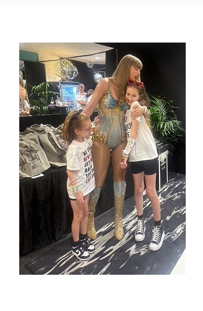 taylorswiftbr's tweet photo. Taylor Swift encontrou-se com as famílias afetadas pela tragédia em Southport nos bastidores da The Eras Tour em Londres. 🤍 https://t.co/YEvq10lvIx