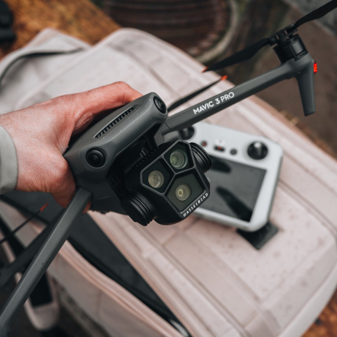 DJIGlobal's tweet photo. The Drone vs. the Shot 🎈🎈🎈
Experience the world in vibrant colors with the DJI Mavic 3 Pro. Photos by @CunodeBruin, @ericbartolo_
✍️ Join the DJI Creator community—sign up on #Skypixel 👉 https://t.co/8BPthYQy9r
#DJIMavic3Pro #HotAirBalloon https://t.co/wR4bSuDDdW