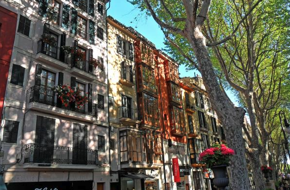 Lees hier wat de vijf belangrijkste aspecten zijn die de waarde van je huis bepalen. #bouwen #verbouwen #verkopen #marktwaarde ap.lc/bvNPa